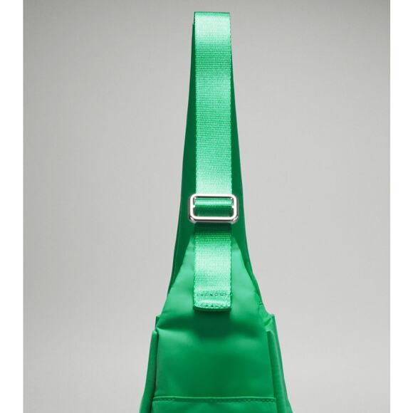 NWT RARE Lululemon Mini Shoulder Bag 4L Green Punch - Picture 4 of 7